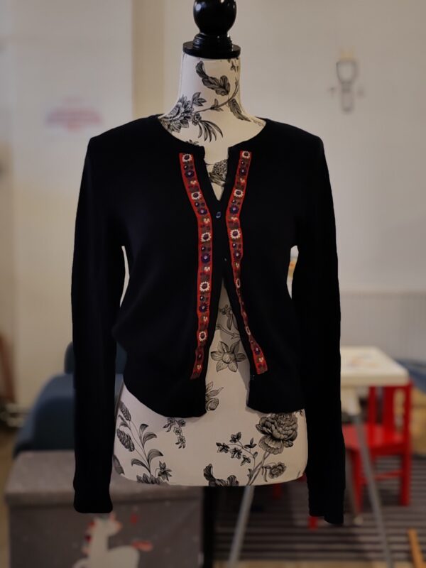 reusecentrum, baterkaren, H&M Basic, sveter, XS, tmavomodrý, ľudový vzor, priliehavý, gombíky, pohodlný, elegantný