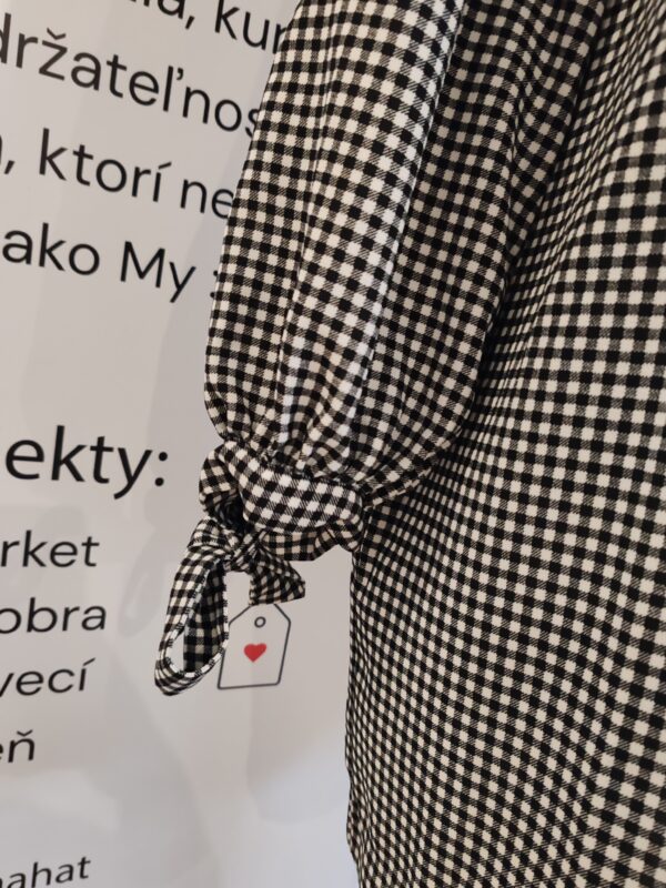 reusecentrum, baterkaren, šaty, dámske šaty, voľné šaty, kárované, čierno-biele, mašľa, dlhé rukávy, elegantné, tenká látka, 44