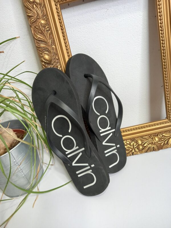 calvin klein, dámske šľapky, čierne žabky, letná obuv, veľkosť 39, pohodlné šľapky, značková obuv, CK, elegantný letný štýl, reusecentrum, baterkaren