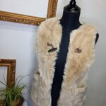 Zara, dievčenská vesta, chlpatá vesta, krémová vesta, predĺžená vesta, veľkosť 150, módny doplnok, detská móda, pohodlná vesta, reusecentrum, baterkaren