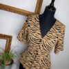 H&M, dámska blúzka, 90s štýl, tigrovaný vzor, veľkosť 36, módna blúzka, top pre dámy, retro štýl, štýlový outfit, reusecentrum, baterkaren