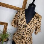 H&M, dámska blúzka, 90s štýl, tigrovaný vzor, veľkosť 36, módna blúzka, top pre dámy, retro štýl, štýlový outfit, reusecentrum, baterkaren