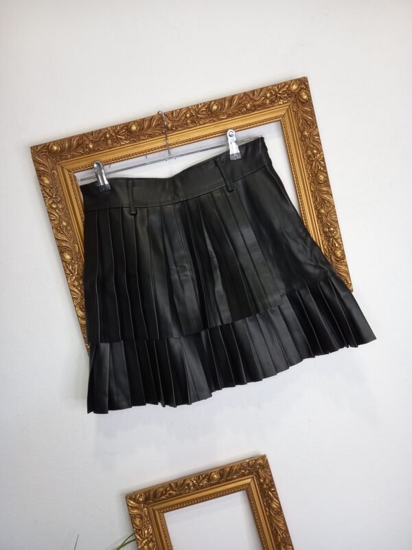 Zara, dámska sukňa, minisukňa, koženková sukňa, skladaná sukňa, čierna sukňa, veľkosť M, odvážny outfit, párty móda, štýlová sukňa, reusecentrum, baterkaren
