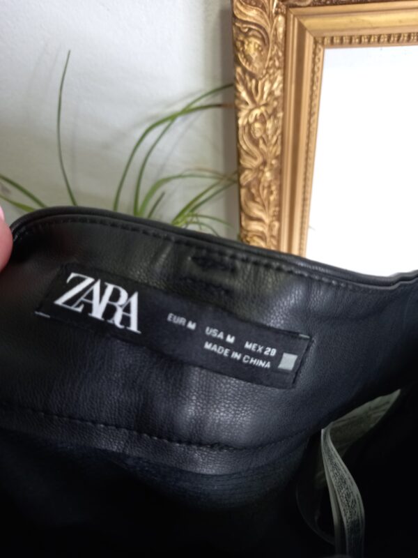 Zara, dámska sukňa, minisukňa, koženková sukňa, skladaná sukňa, čierna sukňa, veľkosť M, odvážny outfit, párty móda, štýlová sukňa, reusecentrum, baterkaren