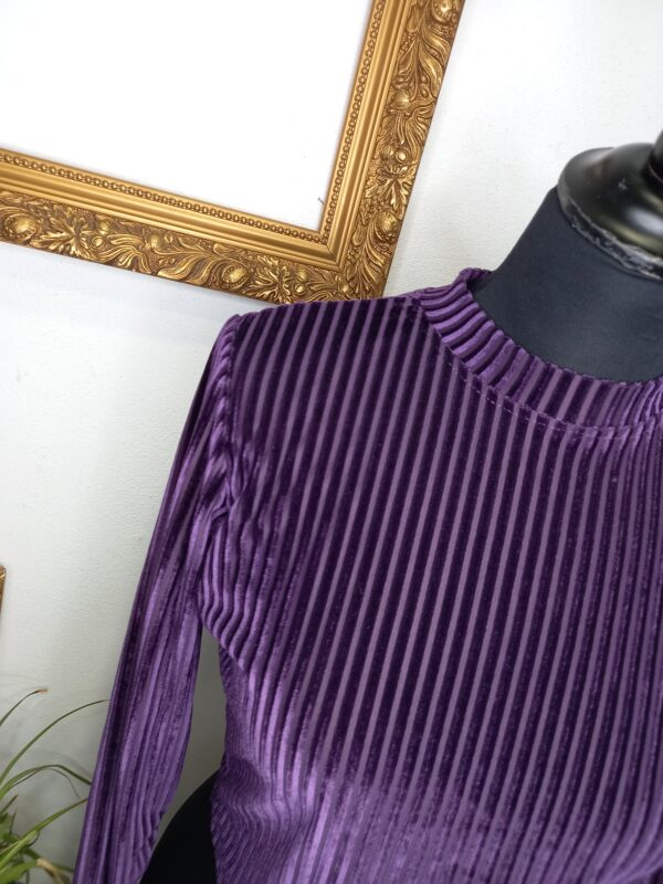 Reserved, dámsky top, crop top, fialový lesklý top, moderný top, štýlový doplnok, top ku krku, trendový kúsok, reusecentrum, baterkaren