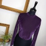Reserved, dámsky top, crop top, fialový lesklý top, moderný top, štýlový doplnok, top ku krku, trendový kúsok, reusecentrum, baterkaren
