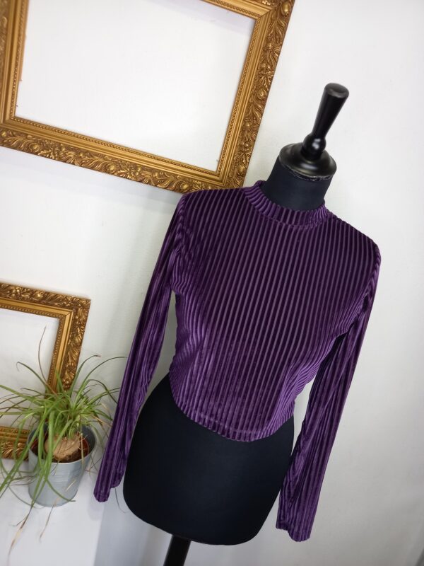 Reserved, dámsky top, crop top, fialový lesklý top, moderný top, štýlový doplnok, top ku krku, trendový kúsok, reusecentrum, baterkaren