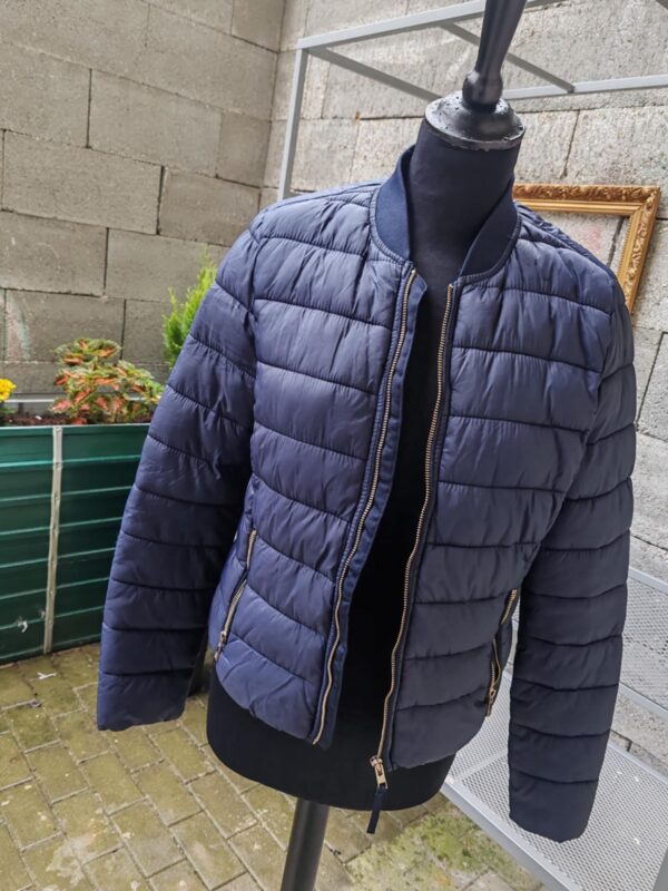 reusecentrum, baterkaren, Bershka, bomber bunda, prešívaná bunda, tmavomodrá, veľ. M, jeseň, štýlová, pohodlná