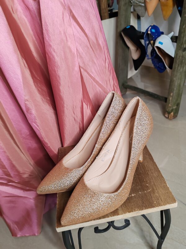reusecentrum, baterkaren, lodicky, zlate topanky, spolocenske topanky, plesova sezona, svadobne topanky, damske topanky, velkost39, trblietave topanky, elegantny outfit