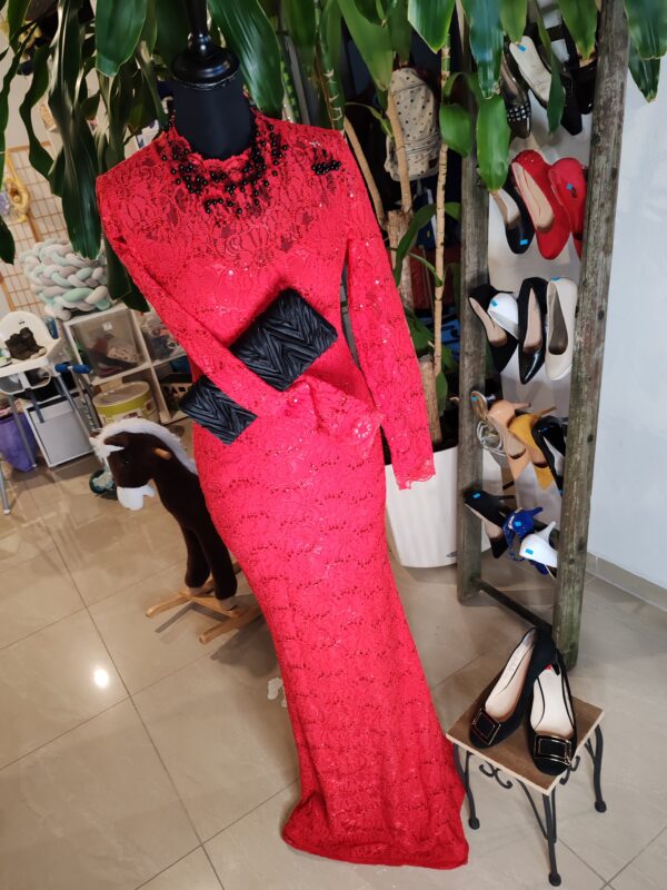 reusecentrum, baterkaren, spolocenske_saty, cervene_saty, saty_na_ples, saty_na_oslavu, elegantne_saty, , secondhand_slovensko, udrzatelna_moda